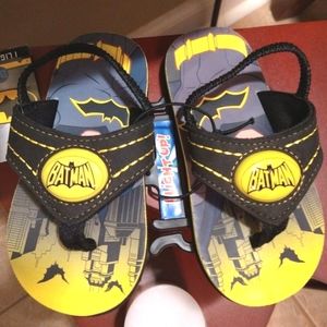 Batman- NWT Black and Yellow Boys "LIGHTS UP"!!! Flip Flops Sandals- Size 11/12
